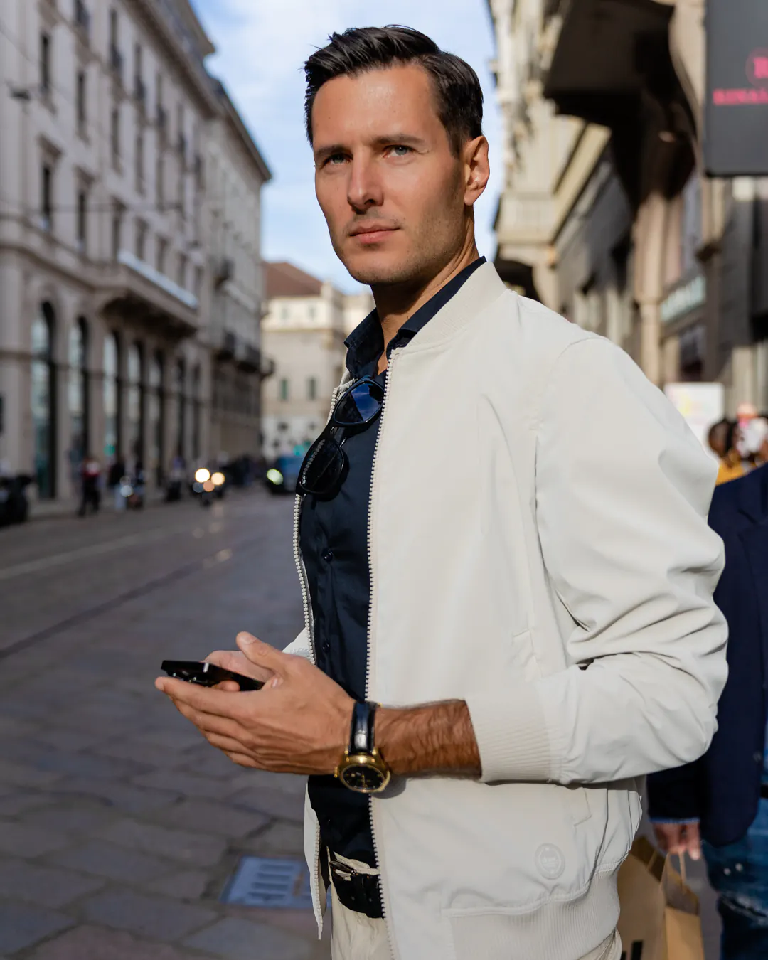 Uomo con outfit elegante, foto scattata in contesto urbano